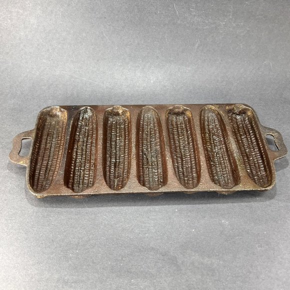 Vintage 7B Cast Iron Corn Bread Baking 7 Slot Pan Mold Kitchen Baking Farmhouse - Picture 1 of 11